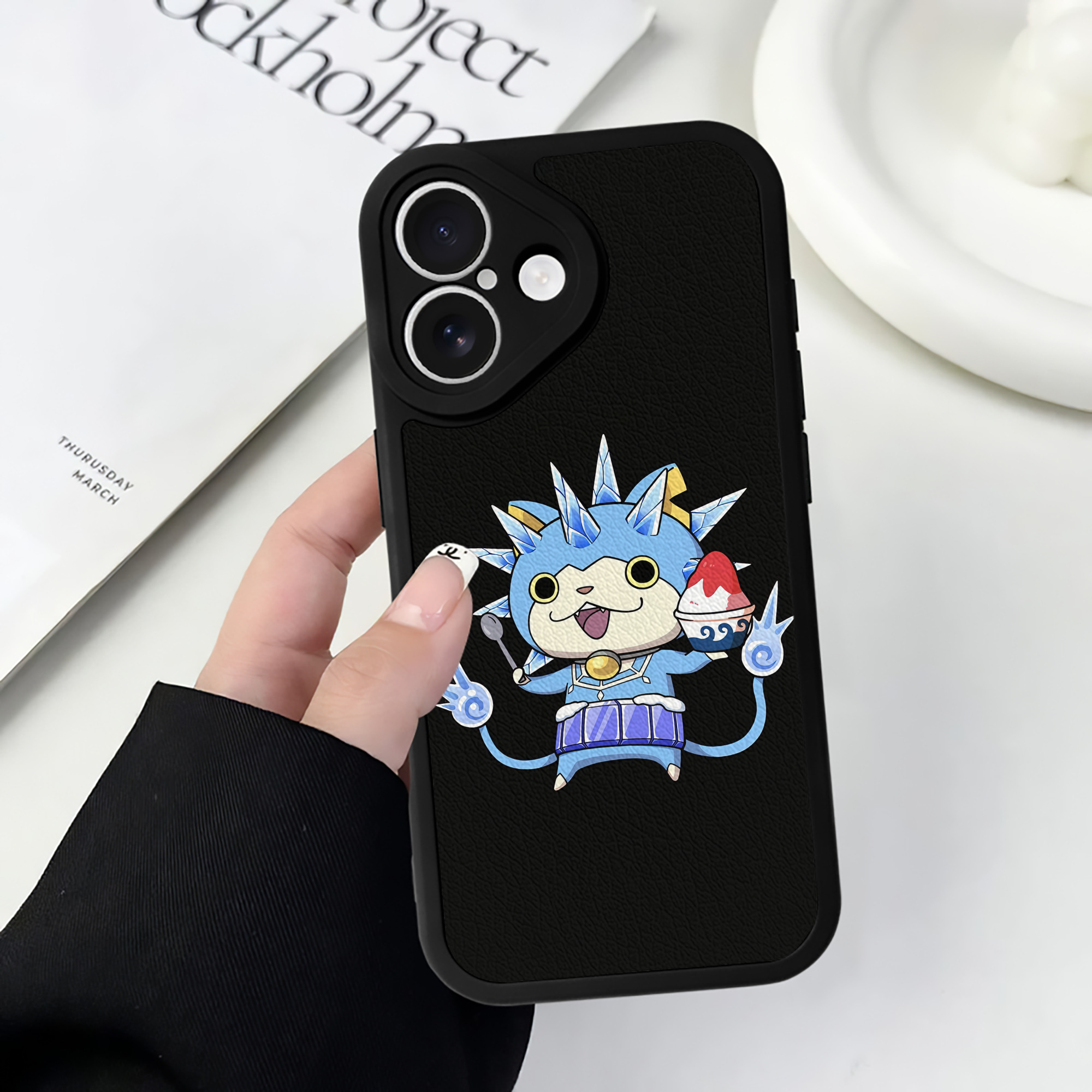 （画像用） 妖怪ウォッチ Yo-kai Watch 【iPhone 16シリーズ対応】シリコンスマホケース（レザー調） 材質：シリコン
